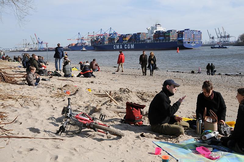 444_1601 Menschen im Sand, Spaziergänger - Containerschff auf der Elbe. | Oevelgoenne + Elbstrand.